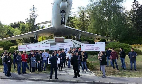 Conflict la MoldATSA. Controlorii de zbor din Moldova ies la protest