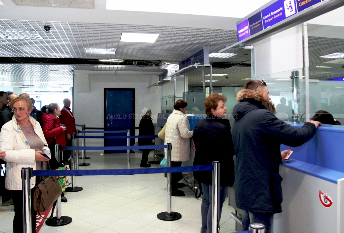 Аэропорт кишинев сегодня. Паспортный контроль в аэропорту. Таможенный контроль в аэропорту. Контроль в аэропорту Кишинева.