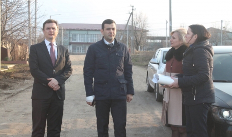 Cum se realizează programul „Drumuri bune pentru [democrați din] Moldova” la ...
